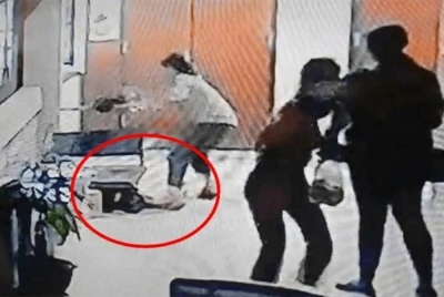 Rakaman CCTV menunjukkan seorang pegawai wanita bergelut dengan ular sawa yang menyerangnya di dalam sebuah bangunan di Bangkok. - Agensi