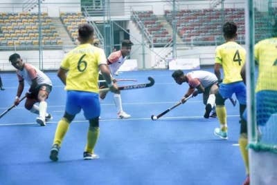 Skuad hoki Pahang (jersi putih) memulakan langkah positif setelah menewaskan Pulau Pinang 3-2 pada aksi pertama Kumpulan B di Stadium Hoki Nasional Bukit Jalil, Kuala Lumpur pada Khamis. - Foto FB Majlis Sukan Pahang.