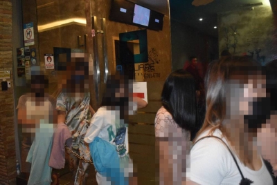 Antara wanita warga asing yang dipercayai pelacur ditahan dalam serbuan dijalankan Jabatan Imigresen Malaysia (Imigresen) Selangor di Persiaran Subang 1, di sini pada Rabu.