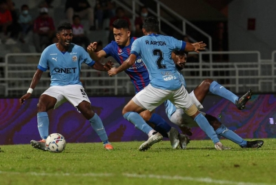 Pemain Johor Darul Ta’zim (JDT) Arif Aiman Mohd Hanapi cuba melepasi tiga pemain PJ City FC pada perlawanan Liga Super Malaysia 2022 di Stadium Majlis Bandaraya Petaling Jaya sebentar tadi. - Foto Bernama