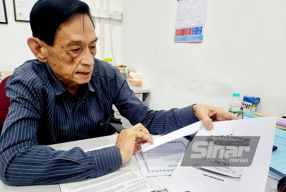 Mohd Daud menunjukkan antara kapal yang digunakan tentera British untuk menyalurkan bantuan ketika Sabah masih belum diberi kemerdekaan.