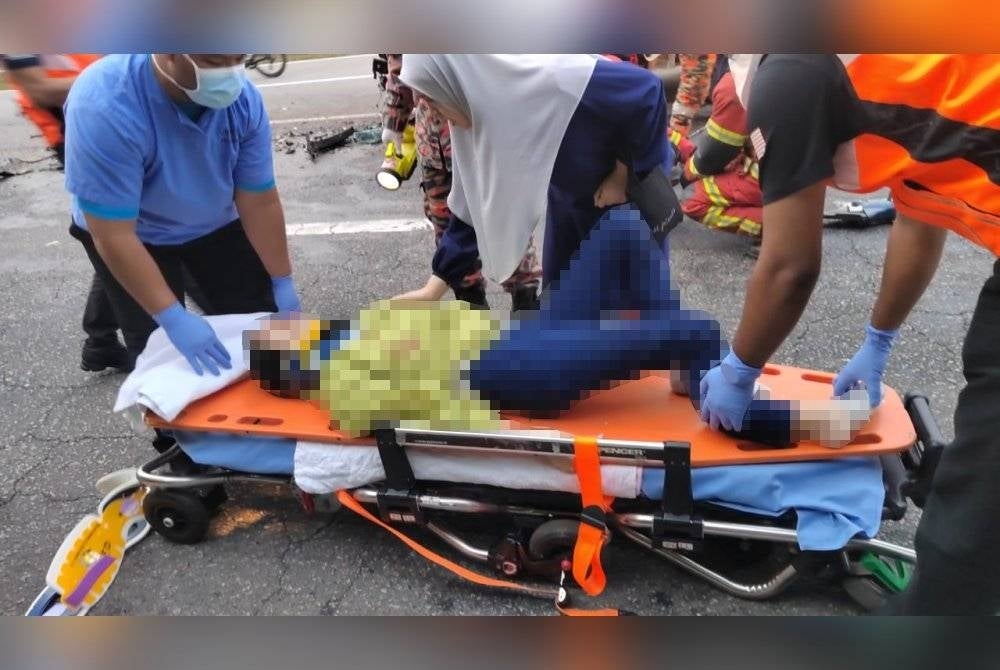 Seorang wanita cedera parah selepas kenderaan dinaikinya merempuh bahagian belakang sebuah lori sampah. - Foto JBPM