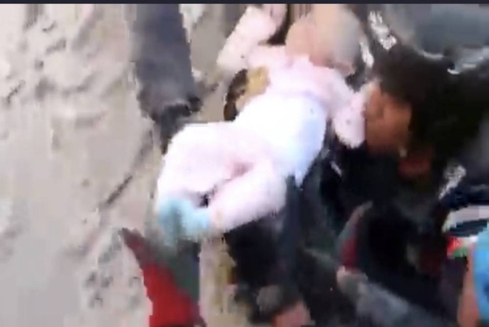 Bayi perempuan bernama Malak ditemui hidup di celah runtuhan bangunan kediaman di Amman pada Rabu. - Foto Twitter