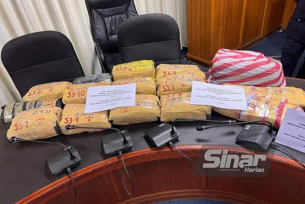 Dadah jenis ganja berjaya dirampas dalam serbuan yang dilakukan pihak polis di kawasan bangunan premis di Batu 10 Jalan Apas Tawau.