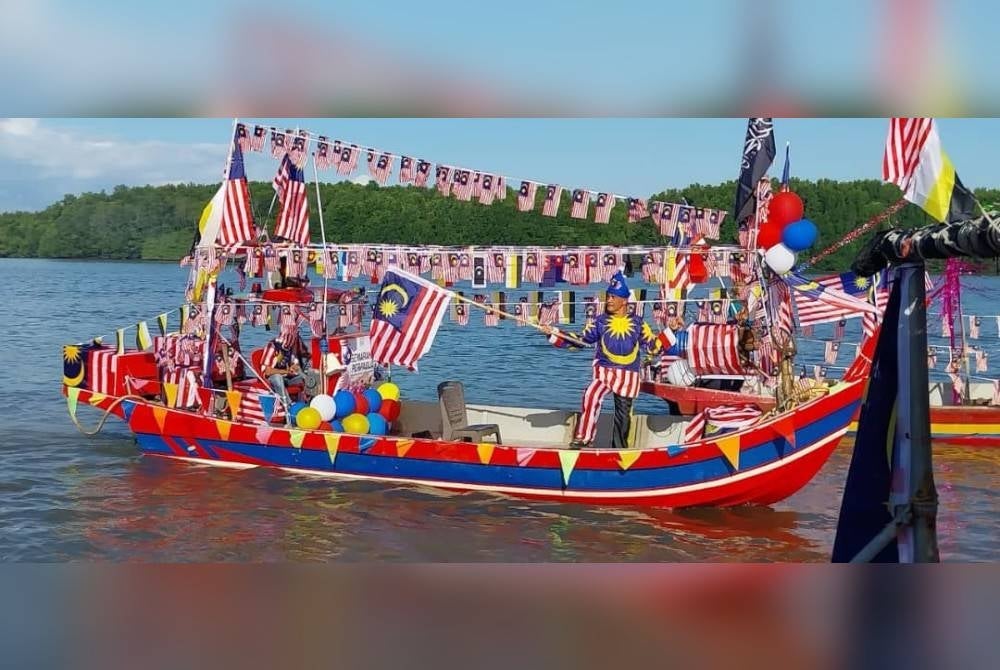 Semangat patriotisme yang ditunjukkan komuniti nelayan sempena pertandingan bot berhias.