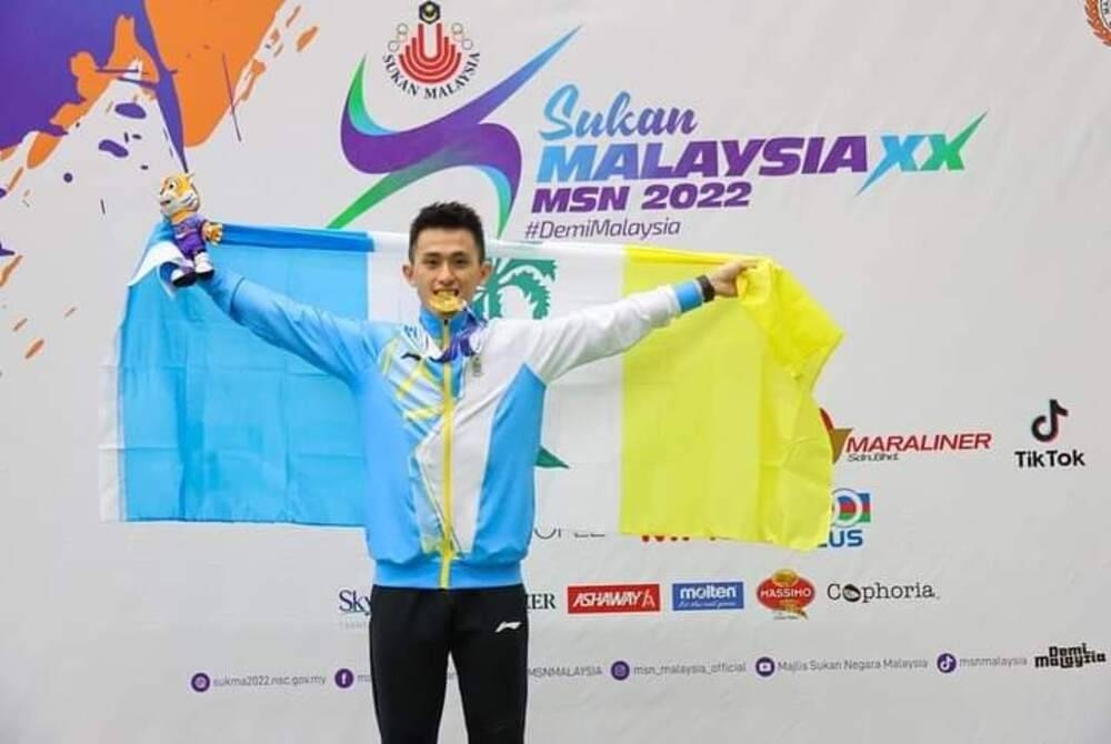 Shangyang menghadiahkan emas buat keluarga yang banyak berkorban demi kerjayanya. Foto Penang State Sports Council.