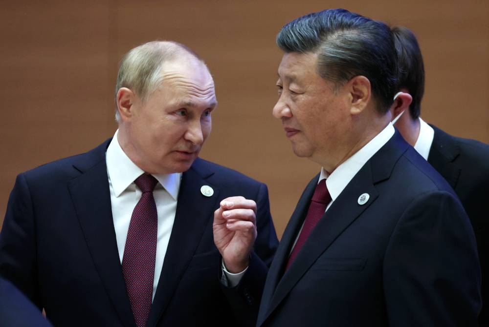 Putin (kiri) dan Jinping bertemu pada pertemuan di Samarkand, Uzbekistan pada Jumaat. - Foto EPA