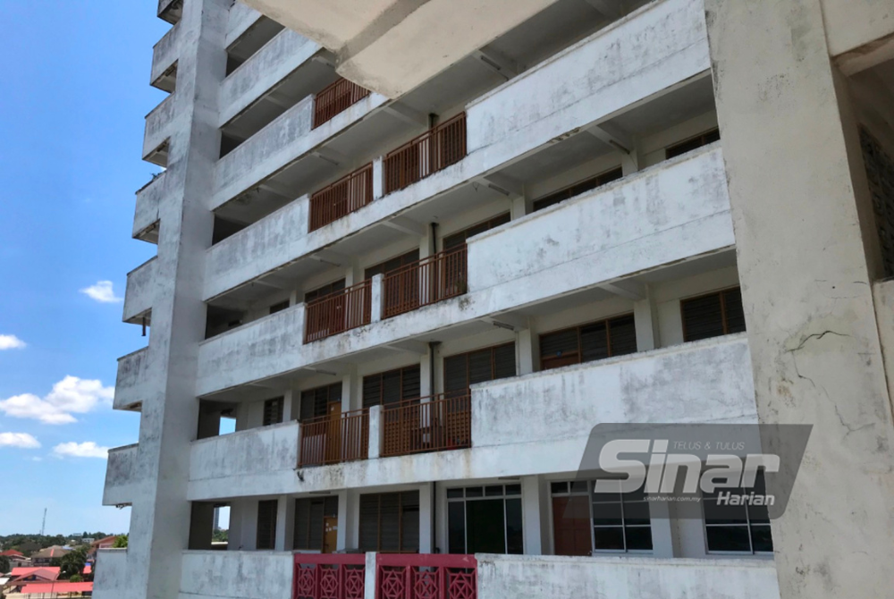 Lif rosak sejak empat tahun lalu menyulitkan pergerakan penghuni.