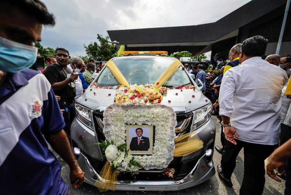 Kenderaan yang membawa jasad mendiang bekas Presiden MIC Tun Dr S Samy Vellu tiba di Krematorium Jalan Kuari untuk upacara kremasi, pada Jumaat. - Foto Bernama