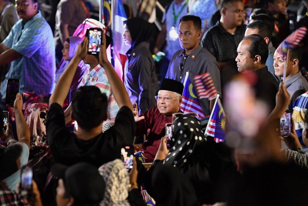 Perdana Menteri, Datuk Seri Ismail Sabri Yaakob diarak dengan menaiki beca semasa menghadiri sambutan Hari Malaysia 2022 di Dataran Memorial Pengisytiharaan Kemerdekaan dekat Banda Hilir, pada Jumaat. - Foto Bernama