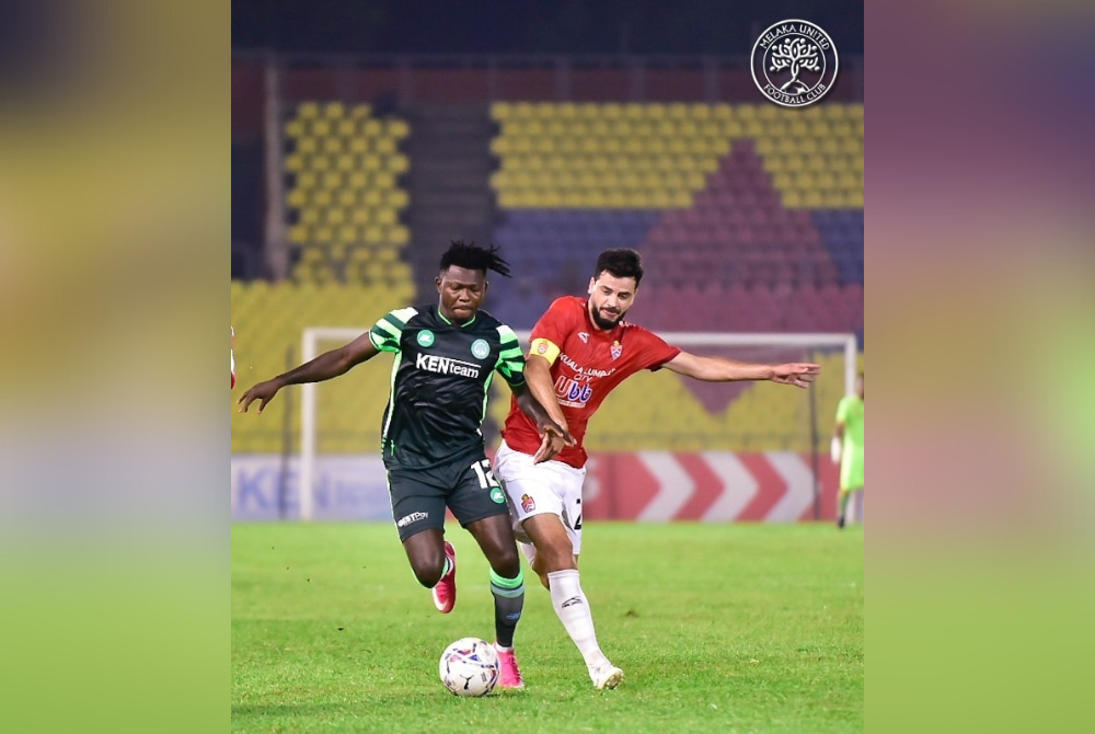 Aksi penyerang import Melaka United, Ifedayo Olugesun ketika cuba melepasi kawalan kapten KL City, Paulo Josue pada perlawanan di Stadium Hang Jebat. - Foto Melaka United FC