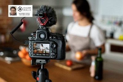 Sinar Harian membuat tinjauan di platform media sosial dan hasilnya sebanyak 53 peratus netizen tidak setuju anak muda memilih untuk jadi 'influencer' atau pempengaruh berbanding menyambung pelajaran. - Foto 123rf