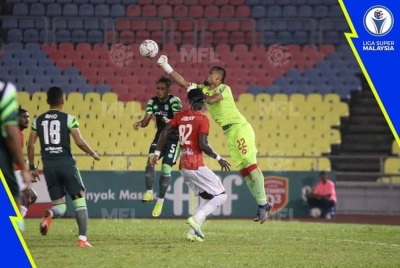 Norazlan (kanan) menafikan deretan percubaan KL City untuk mengikat aksi Liga Super menentang Melaka United tanpa jaringan malam ini. - Foto FB Malaysian Football League