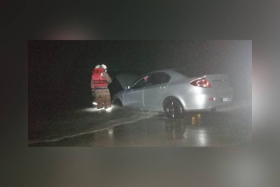 Keadaan kereta yang menggelongsor masuk ke laut dalam kejadian di Teluk Senangin, Lumut hingga mengorbankan seorang lelaki pada malam Khamis. - Foto Bomba Perak