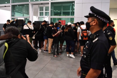 Seramai 24 rakyat Malaysia yang menjadi mangsa penipuan tawaran pekerjaan berjaya dibawa pulang dari Phnom Penh, Kemboja pada 9 September lalu. - Foto Bernama