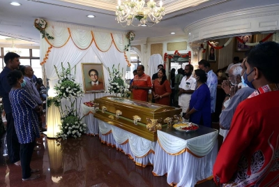 Orang ramai hadir memberi penghormatan terakhir terhadap mendiang Samy Vellu di ibu negara pada Khamis. - Foto Bernama