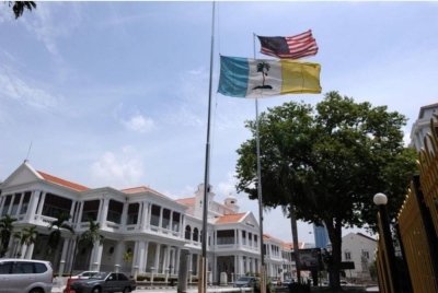 Bendera Pulau Pinang dikibar separuh tiang pada Isnin ini sebagai penghormatan ke atas kemangkatan Ratu Elizabeth II. - Foto Bernama