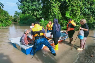 Kerja memindahkan mangsa banjir oleh pasukan penyelamat. - Foto APM Batu Pahat