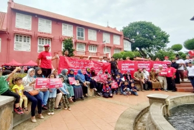 Sebahagian NGO di Melaka memegang plakad dan kain rentang jangan menerima dan memberi rasuah di hadapan Bangunan Stadthuys, Banda Hilir, pada Jumaat.