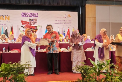 Timbalan Presiden Amanah, Datuk Seri Salahuddin Ayub menyampaikan Anugerah khas kepada Ketua Awan Negeri Sembilan, Norwani Ahmat sempena Konvensyen Angkatan Wanita Amanah Nasional (Awan) 2022 di sebuah hotel, pada Jumaat.