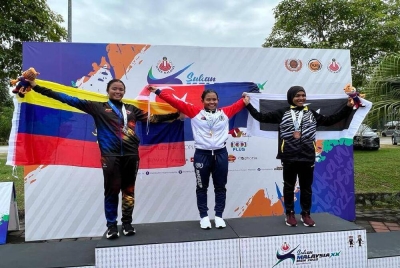 Nur Adibah (tengah) mengungguli acara lepas beramai-ramai perseorangan wanita Sukma MSN 2022 di Sendayan, Negeri Sembilan pada Jumaat. - Foto Agensi.