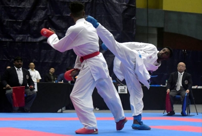 Atlet Karate Johor S Sureeya (depan, kanan) beraksi ketika menentang atlet Selangor Thevadharshan (kiri) dalam acara Kumite 67 Kilogram Kategori Lelaki Akhir pada Sukan Malaysia 2022 (Sukma) di Kompleks Sukan UiTM Shah Alam, pada Jumaat. - Foto Bernama
