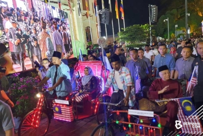 Perdana Menteri, Datuk Seri Ismail Sabri Yaakob tiba di khemah utama menaiki beca berhias pada 8.55 malam untuk sambutan Hari Malaysia 2022. - Foto Bernama