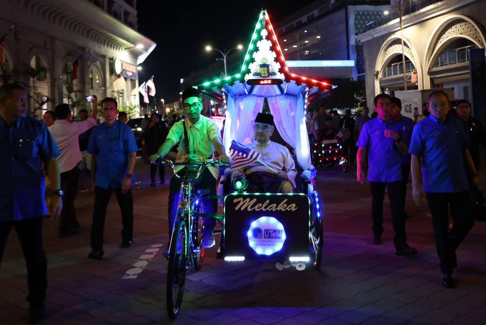 Yang Dipertua Negeri Melaka Tun Mohd Ali Mohd Rustam menghadiri sambutan Hari Malaysia 2022 dengan menaiki beca di Dataran Memorial Pengisytiharaan Kemerdekaan A' Famosa Banda Hilir malam Jumaat. - Foto Bernama