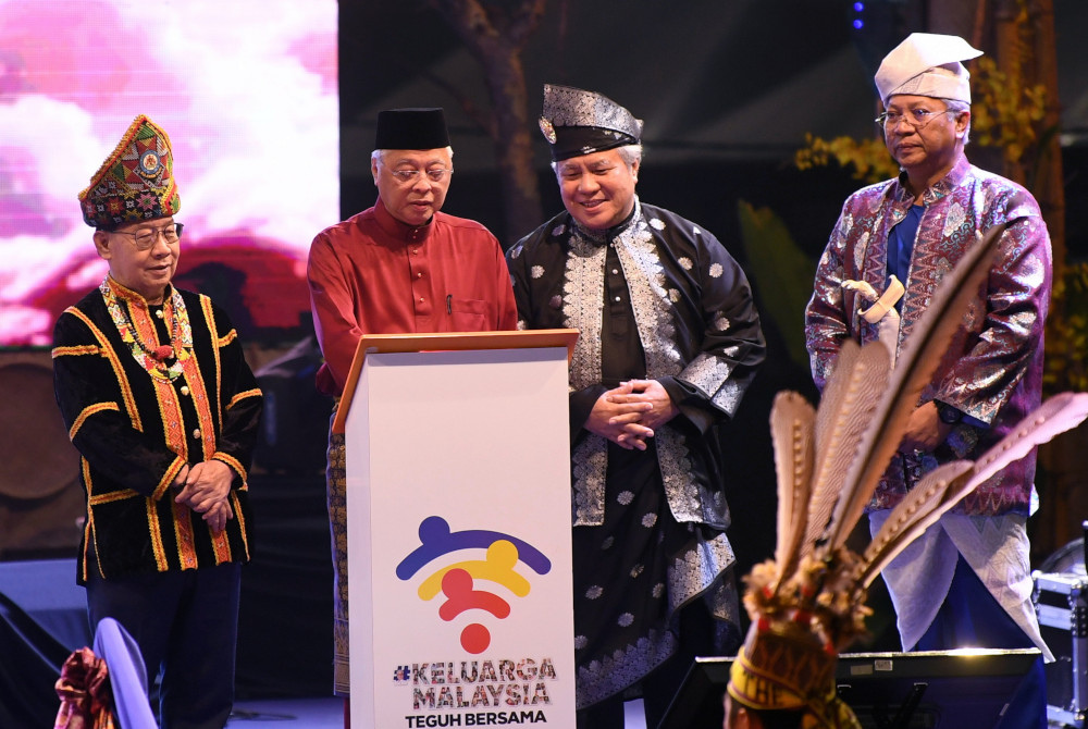 Perdana Menteri Datuk Seri Ismail Sabri Yaakob (dua, kiri) merasmikan sambutan Hari Malaysia 2022 di Dataran Memorial Pengisytiharan Kemerdekaan A'Famosa Banda Hilir malam Jumaat. - Foto Bernama.
