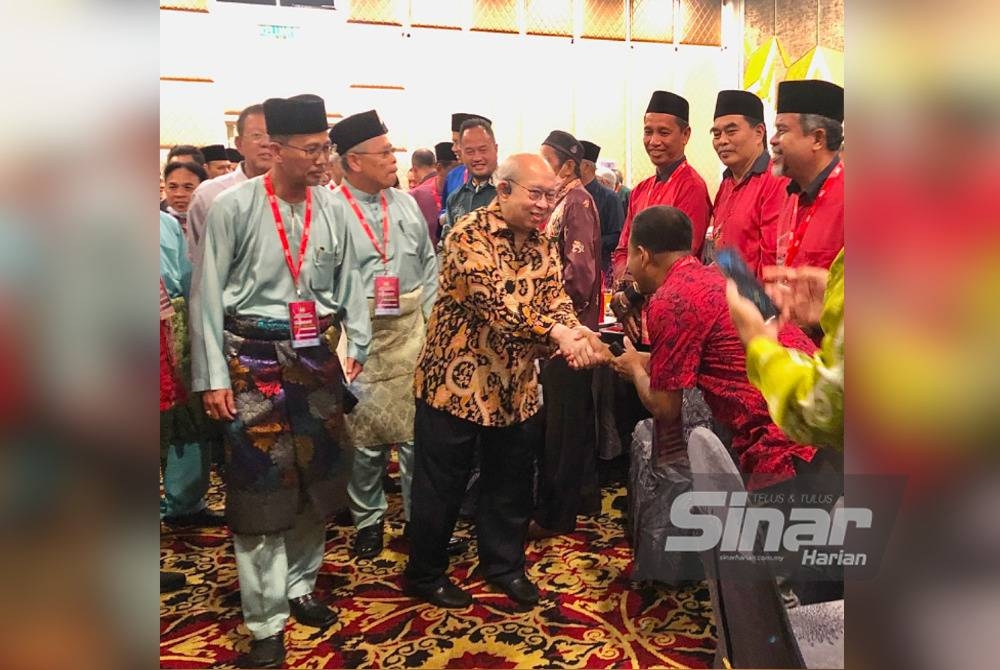 Tengku Razaleigh (tengah) bersalaman dengan hadirin di Majlis Perasmian Mesyuarat Agung Perwakilan Tahunan Koperasi Kesatuan Guru-guru Melayu Malaysia Barat (KGMMB) Berhad ke-24 pada Jumaat.