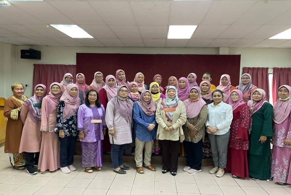 Azizah (hadapan, enam dari kanan) bersama barisan kepimpinan dan jentera Srikandi cawangan dan pengerusi jentera PDM Parlimen Beaufort.