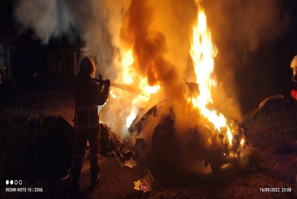 Anggota bomba memadam kebakaran sebuah Range Rover yang terbakar selepas terlibat kemalangan di Batu 7, Jalan Besar, Tongkang Pechah, Batu Pahat pada malam Jumaat.