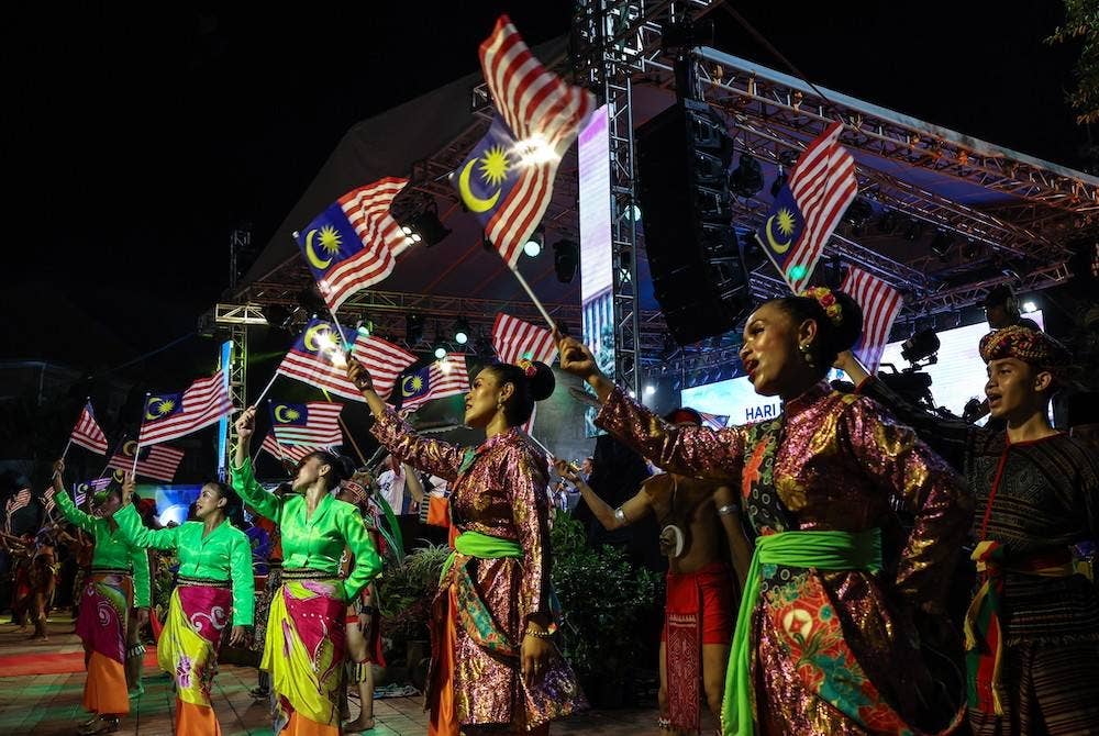 Para penari kebudayaan melakukan persembahan pada sambutan Hari Malaysia 2022 di Dataran Memorial Pengisytiharan Kemerdekaan A'Famosa Banda Hilir malam ini. Foto Bernama