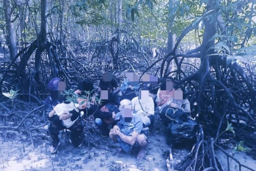 
PGA Batalion 4 menahan 11 PATI warga Indonesia di kawasan paya bakau di Pantai Long Beach, Morib, Kuala Langat pada Jumaat.