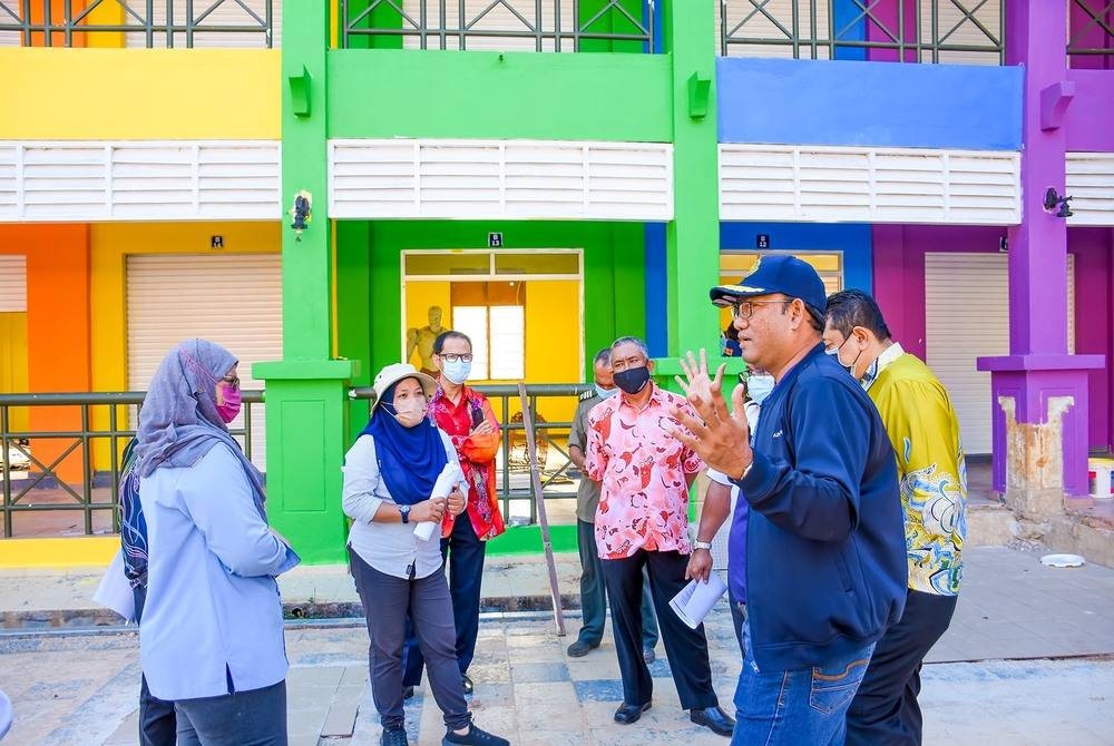 Lawatan tapak Setiausaha Kerajaan Negeri Perlis, Azman Mohd Yusof (kanan), yang turut dihadiri Asmaiza (kiri) dan Ruzaini (dua dari kanan) untuk melihat pembangunan Arked Niaga Wang Kelian pada 6 Januari lalu.