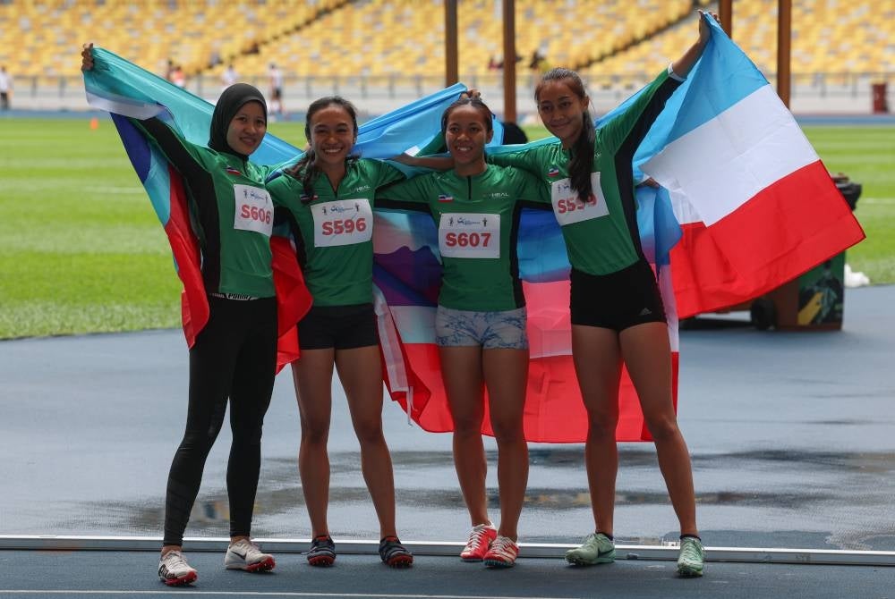 Kuartet Sabah yang terdiri daripada Feova Yi Fie, Chelsea Cassiopea, Nur Aishah Rofina Aling dan Patronella Lisong muncul juara 4X100 meter wanita Sukma MSN 2022 di Stadium Nasional, Bukit Jalil pada Sabtu. - Foto Bernama
