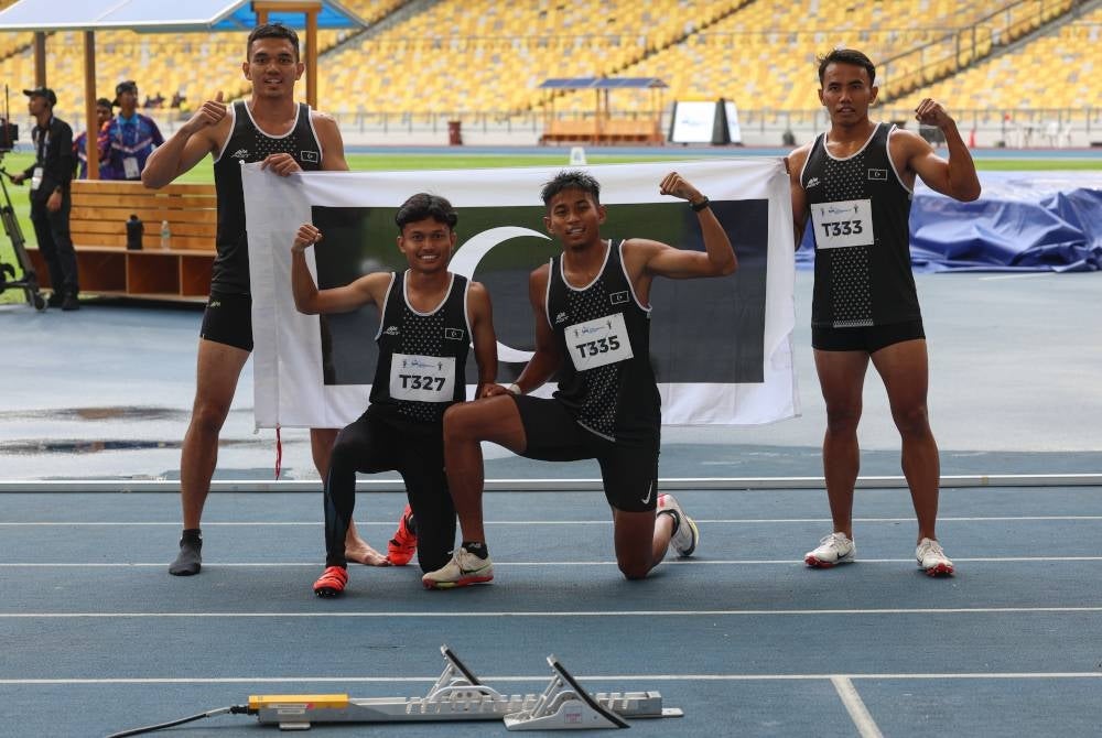 Detik kegembiraan kuartet Terengganu setelah berjaya menduduki tempat pertama acara 4X100 meter lelaki Sukma MSN 2022 di Stadium Nasional, Bukit Jalil pada Sabtu. - Foto Bernama