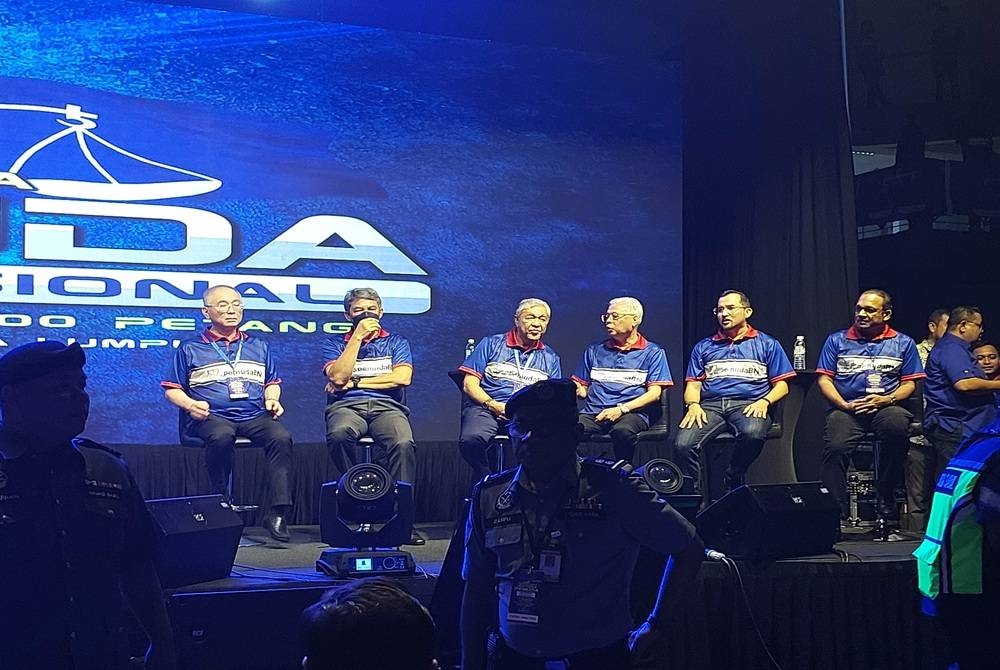 Barisan kepimpinan Barisan Nasional antaranya Presiden MCA Datuk Seri Dr Wee Ka Siong, Timbalan Pengerusi Barisan Nasional, Datuk Seri Mohamad Hasan, Pengerusi BN, Datuk Seri Dr Ahmad Zahid Hamidi, Naib Presiden UMNO Datuk Seri Ismail Sabri Yaakob, Ketua Pemuda BN Ketuanya, Datuk Dr Asyraf Wajdi Dusuki pada pelancaran jentera Pemuda BN di Stadium Titiwangsa, di sini pada Sabtu.