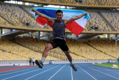 Andre gembira selepas berjaya meraih emas dalam acara lompat kijang lelaki akhir dengan lompatan sejauh 16.43 meter pada Sukan Malaysia (SUKMA) Stadium Nasional Bukit Jalil pada Sabtu. - Foto Bernama