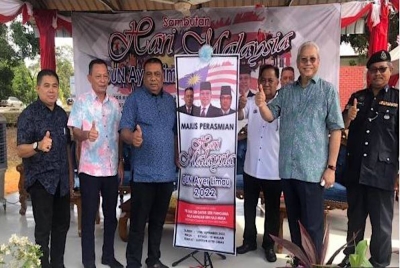 Annuar (dua dari kanan) ketika merasmikan sambutan Hari Malaysia peringkat Dewan Undangan Negeri (DUN) Ayer Limau di Kompleks Jawatankuasa Pembangunan dan Penyelarasan Dewan Undangan Negeri (Japerun) Ayer Limau di sini pada Sabtu. - Foto Bernama