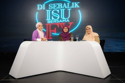 Dr Rafidah (kanan) bersama Dr Sakinah (tengah) dan Finaz Yunus ketika Program Disebalik Isu Bersama FY pada Jumaat.