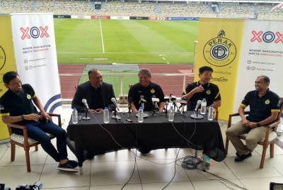 Bobie Farid (dua dari kiri) ketika sidang akhbar bersama pegawai pasukan Perak FC di Stadium Perak, di sini pada Sabtu.