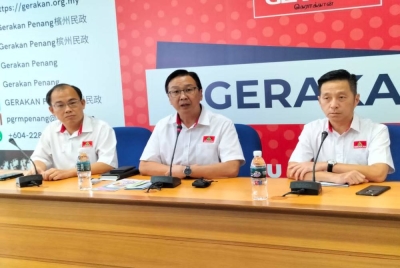 Dominic (tengah) dan Tong Keong (kanan) ketika mengadakan sidang akhbar di Ibu Pejabat Gerakan Pulau Pinang pada Sabtu.