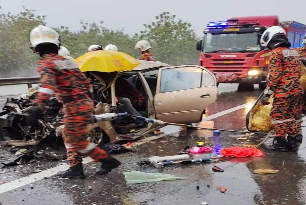 Anggota bomba membantu mangsa yang terlibat dalam kemalangan melibatkan lima kenderaan di Kilometer 70.4 Lebuhraya Utara Selatan, dekat Kluang pada Ahad.