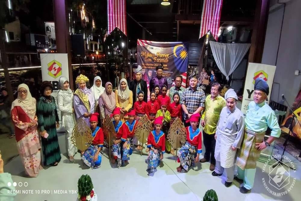 Tetamu kenamaan bergambar kenangan sebaik selesai program berkenaan.