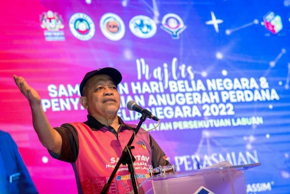 Shahidan Kassim berucap pada Majlis Sambutan Hari Belia Negara dan Penyampaian Anugerah Perdana Belia Negara Peringkat Wilayah Persekutuan Labuan 2022 di Dewan Konvensyen Ujana Kewangan Labuan pada Ahad. - Foto Bernama.