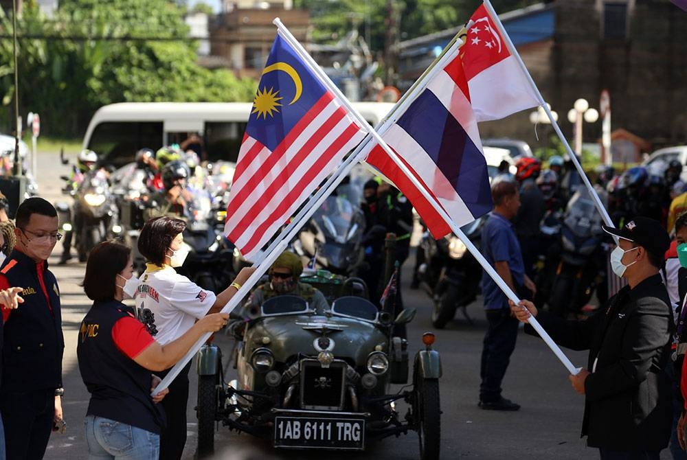 Konsul Jeneral Malaysia di Songkhla Muhammad Ridzuan Abu Yazid (kanan) melepaskan konvoi kereta klasik dan motosikal berkuasa tinggi
sempena Trang Bike Week 2022: "Charity Ride For Nayong Hospital” di Wilayah Trang, Thailand pada Sabtu.