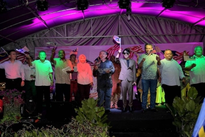 Dr Adham bersama-sama menyanyikan lagu Keluarga Malaysia ketika hadir pada Program Merdeka @ Parlimen Keluarga Malaysia Tenggara di Pusat Informasi dan Pelancongan Kota Tinggi malam Sabtu. - Foto Bernama