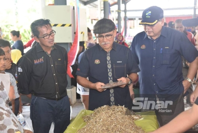 Ronald (tengah) ketika meninjau Pasar Tamu Beluran selepas dinaik taraf oleh Mafi menerusi Fama di Beluran.