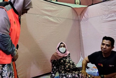 Siti Zailah bertanya khabar 'mangsa banjir' Program Pelaksanaan Latih Amal/Simulasi Pengurusan Pusat Pemindahan Sementara (PPS)JKM Negeri Kelantan pada Ahad.